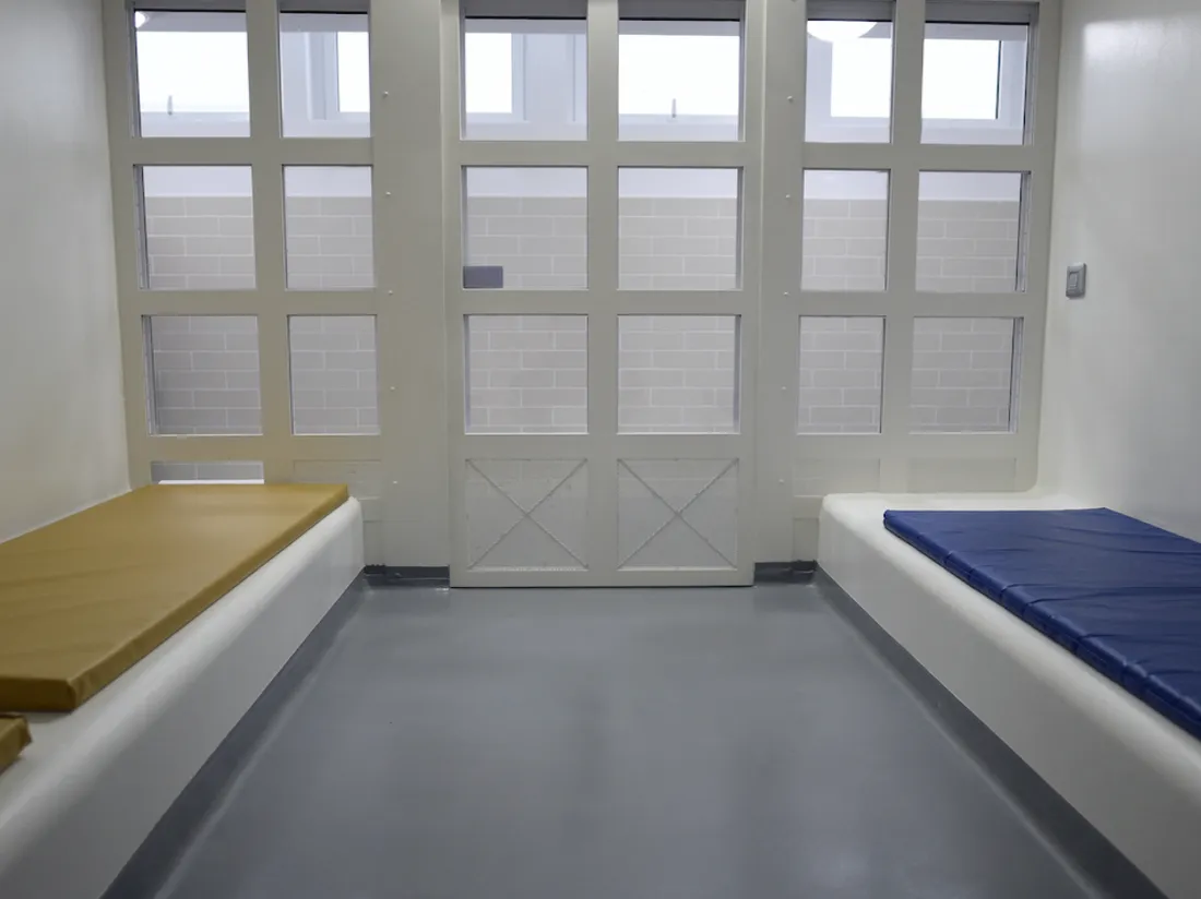Garde à vue : des conditions d'accueil "indignes" en période de crise sanitaire